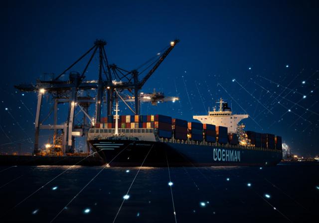 Moderne Hafenanlage mit digitalem Overlay und Containerschiff